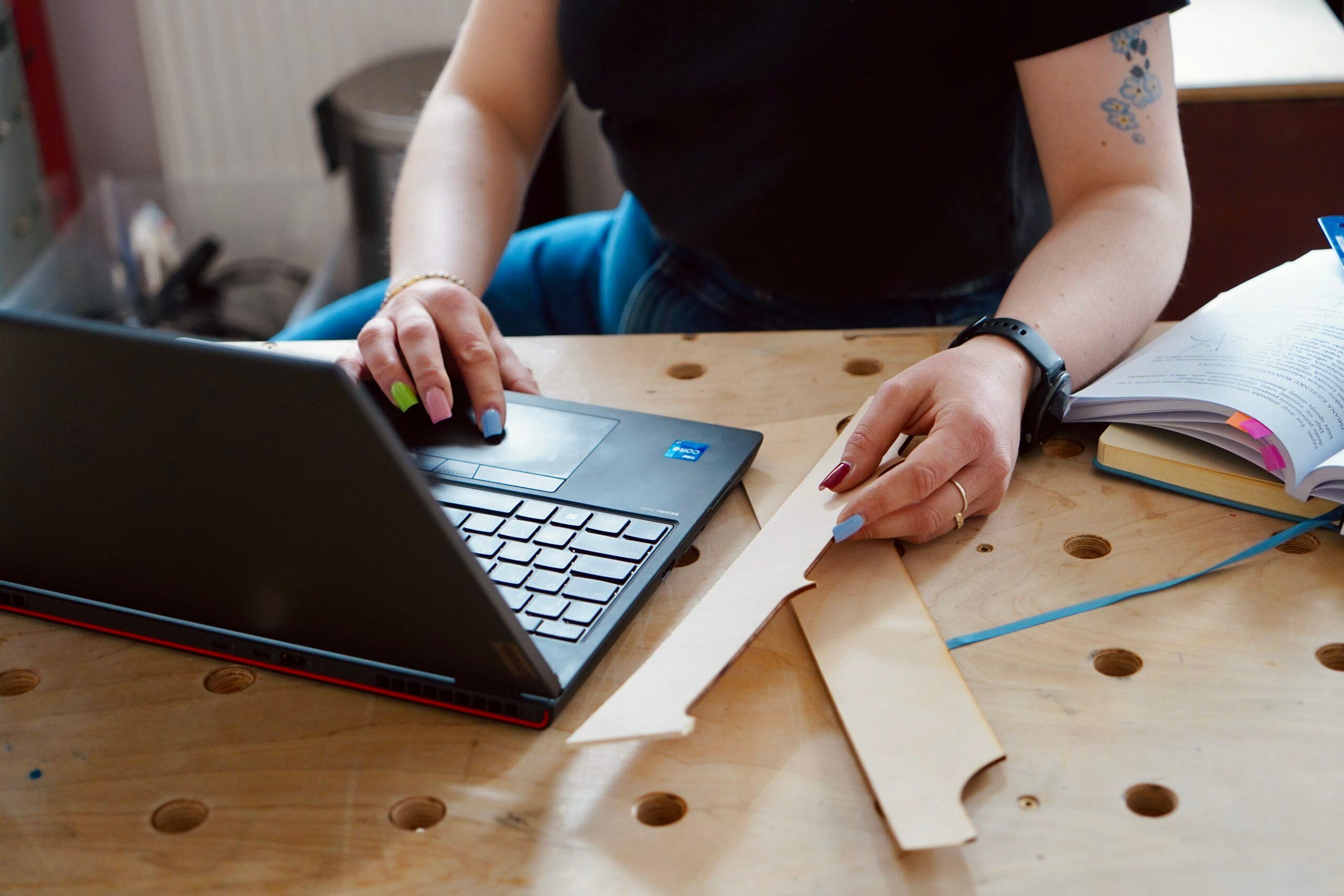 Budowanie sprawczości: Od "nie potrafię" do "zrobił_m to sam_"